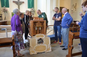 Looking inside the little street organ