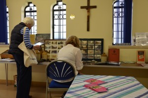 Reading details in artefacts on display