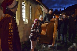 Turning the street organ during the lantern procession