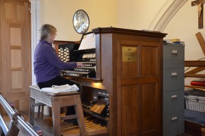 Hands on the Willis organ