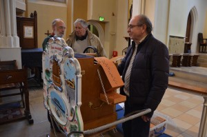 Hand turning the little street organ