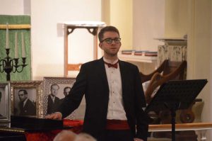Simon Woodhead singing 1930s music