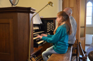 Hands on the Willis pipe organ